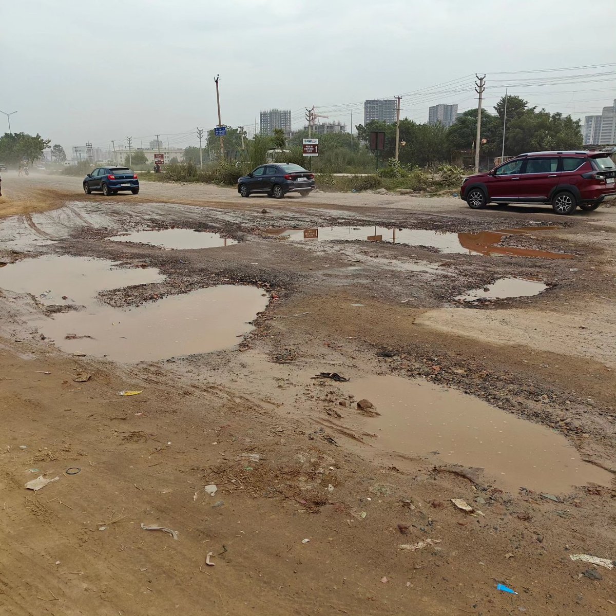 nitigya's tweet photo. @nitin_gadkari Par in roads ka kya jin par aam junta roz aavagaman karta hai. Sirf raj margon se kya hoga jab shahar ki saari sadkein aisi hongi.
@cmohry @PMOIndia @DC_Gurugram @OfficialGMDA #Gurugram @MunCorpGurugram ki kaafi sadkein isi halat main hain https://t.co/FXBUuCRcP7