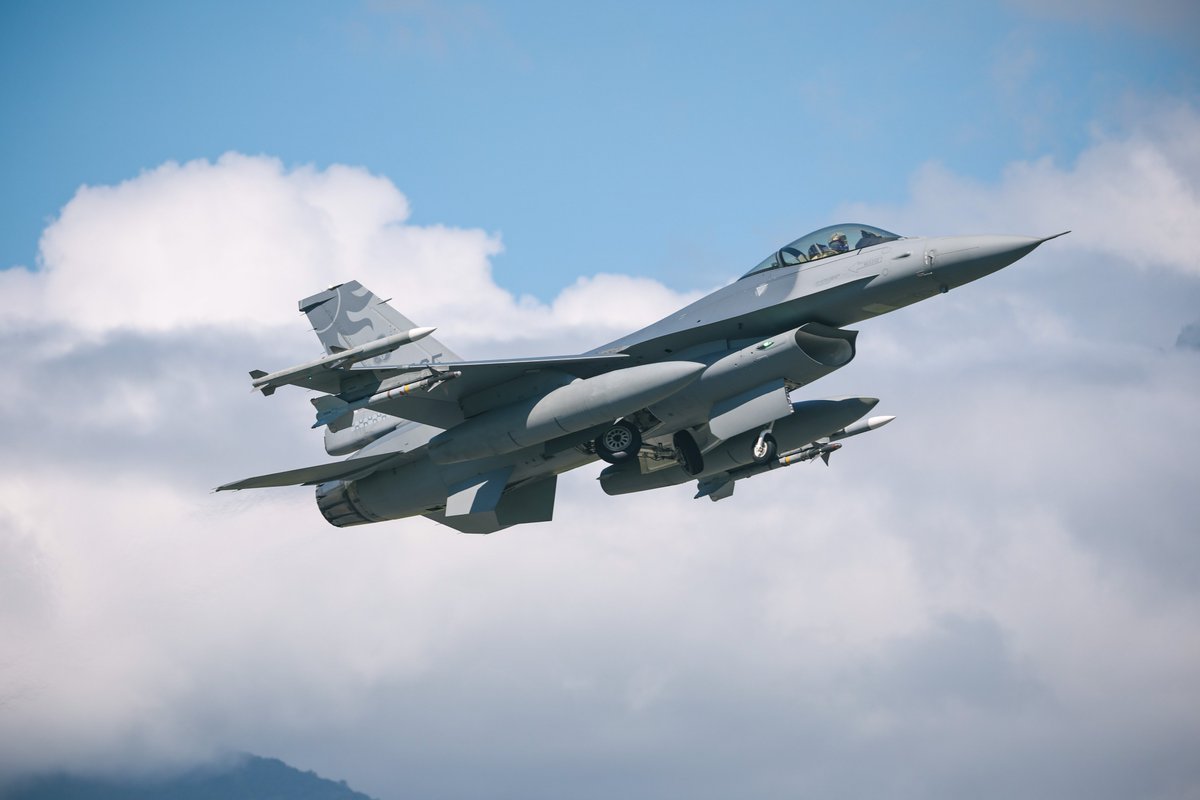 mna_roc's tweet image. 針對中共東部戰區在臺灣周邊海、空域軍演，國軍持續加強戒備，派遣海、空軍兵力應對，保持高度警覺。圖為 #中華民國空軍 派遣F-16V戰機執行空中巡邏任務。

#ROCArmedForces #ROCAF #F16V #ProtectOurCountry #ROC #Taiwan🇹🇼