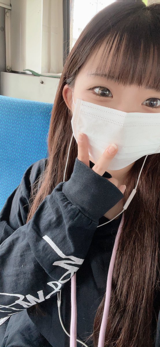 推しと結婚式するためにまず服を買いに行きます😊
バス誰も乗ってなかった✌️
30分でメイクしたからクオリティが終わってる(  ´ཫ`)