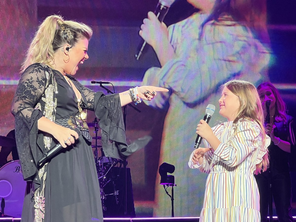 bethhhhh_xx's tweet photo. These pics kill me😭😭😭sooo freakin cute🫶🏼🫶🏼🫶🏼 #KellyClarkson  #chemistryvegas #RemyB #RiverRose https://t.co/SHGAUQkUT1