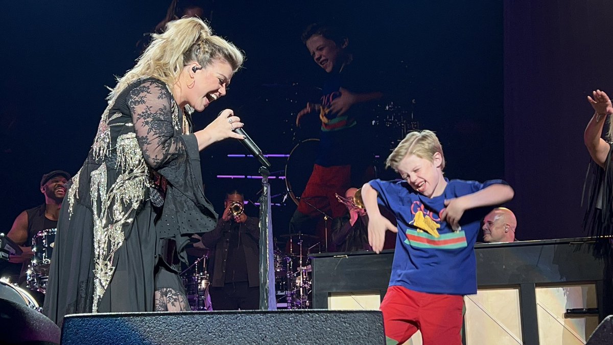 bethhhhh_xx's tweet photo. These pics kill me😭😭😭sooo freakin cute🫶🏼🫶🏼🫶🏼 #KellyClarkson  #chemistryvegas #RemyB #RiverRose https://t.co/SHGAUQkUT1