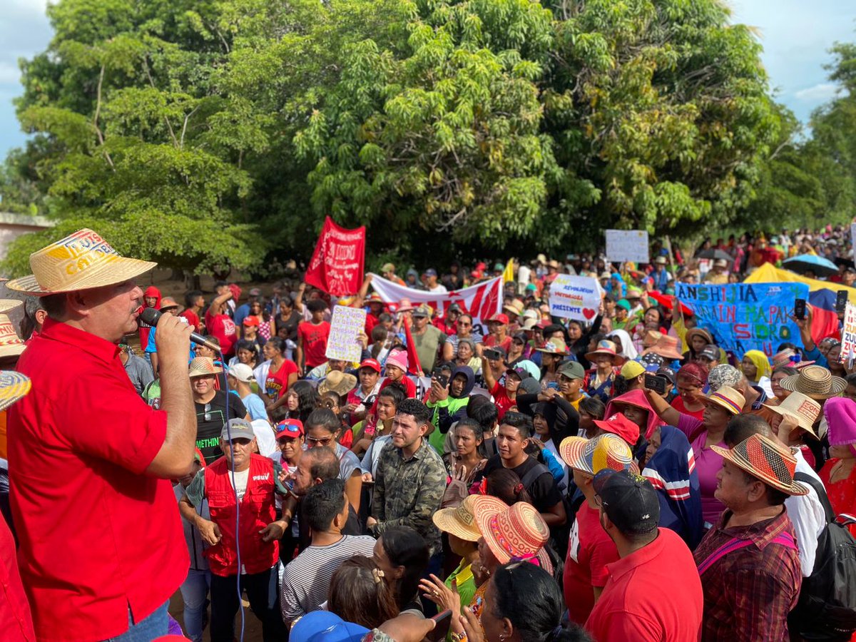NicolasMaduro's tweet photo. ¡Vergación San Isidro! En Maracaibo, estado Zulia, mi pueblo amado marchó con alegría, entusiasmo y compromiso por la Patria Nueva que estamos construyendo. ¡Los admiro mujeres y hombres aguerridos! https://t.co/KDyNzUYTYY