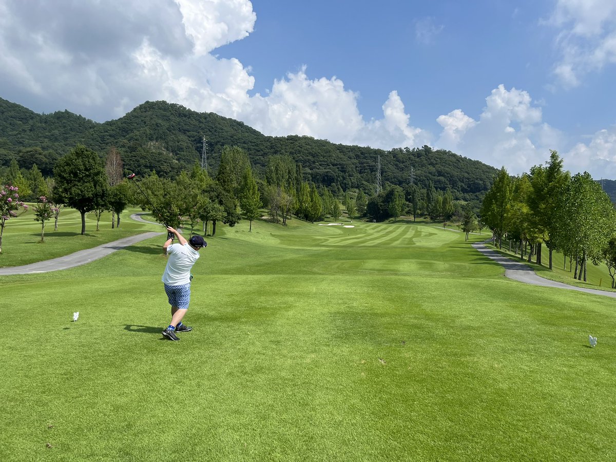ballpark_golf's tweet photo. ラウンド⭐️交流会
in #花咲カントリー倶楽部⛳️
#ボールパーク からは27名参加❗️
本日は #TimeZips24(西東京市)
#湘南グリーンゴルフ(平塚市)
3つの練習場合同で開催しています。
いい風が吹いていますが、でも暑い🥵。
今回は、#専修大学ゴルフ部 の生徒さんが
サポートを手伝ってくれています。 https://t.co/FzWPOkkiUT