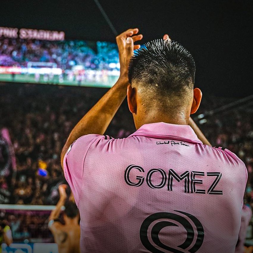 SrFutbolPy's tweet photo. Diego Gómez acaba de ganar su primer título oficial en Estados Unidos. Nuestro compatriota conquistó la Leagues Cup con la camiseta del Inter Miami. 👏🏻🇵🇾 https://t.co/kLGFEAT84Y