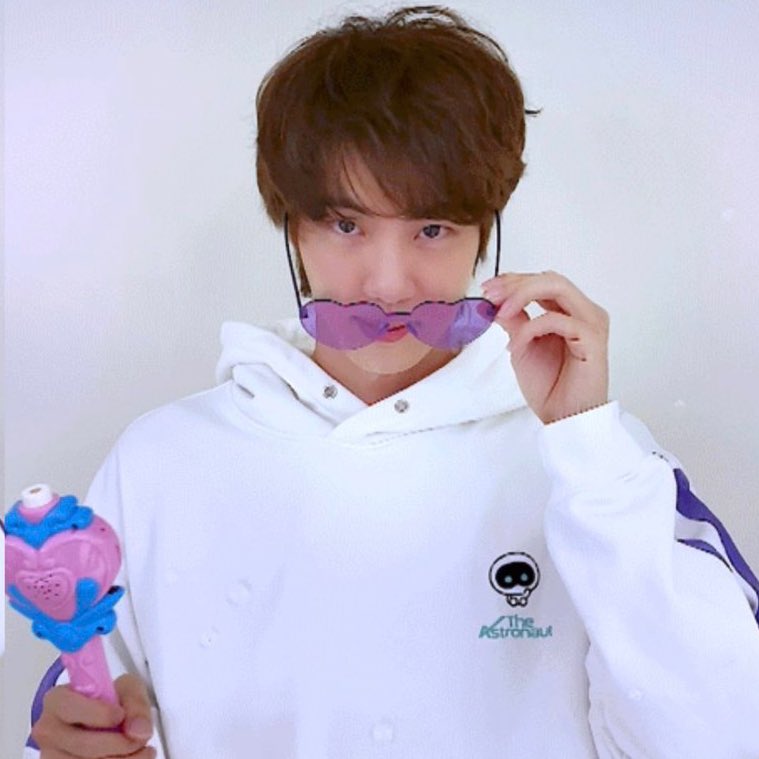vminiecats's tweet photo. — 💌 | Mensaje de #JIN para el mes de Agosto. 

🐹: " Final del verano con Seokjini 💜
ARMY, ¿están teniendo un buen verano~? 😎🏖️". https://t.co/CkijLILmKn