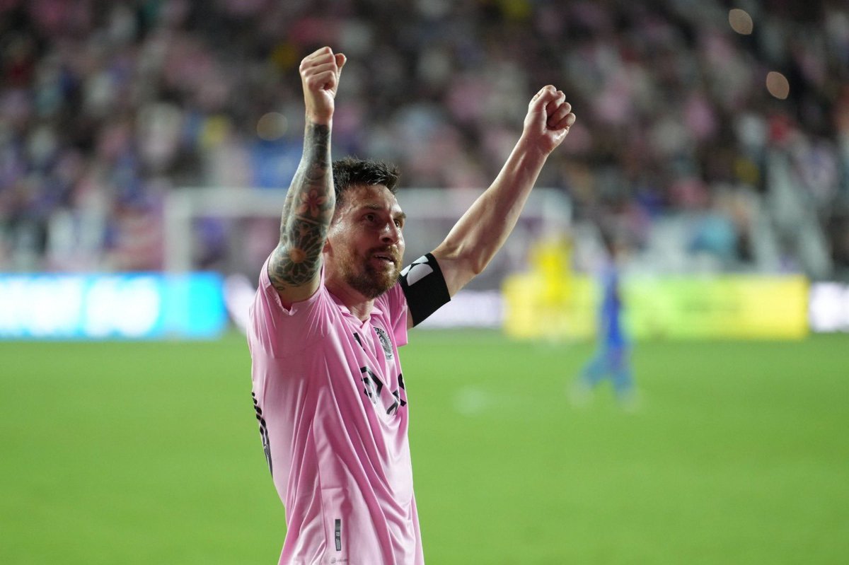 AleLiparoti's tweet photo. Sábado a las 00:00 y nosotros sufriendo por una tanda de penal de la Leagues Cup. Esto era seguir a Messi siempre a donde sea, te amamos. https://t.co/8gMP1SHW8P
