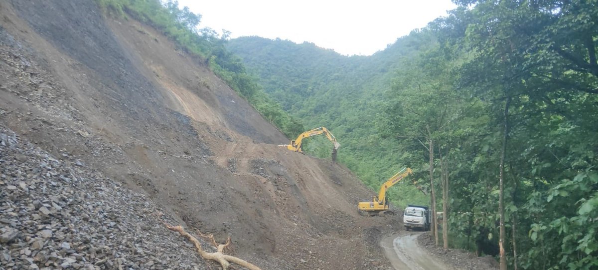 nhidcl's tweet photo. The construction of 2-lane with hard shoulder from design Km 283.000 to Km 325.440 (5- legged junction at Old Akhegwo) to (Akash Bridge) of Akhegwo- Jessami section of NH-202 under Package-1 is under progress in #Nagaland.
#NHIDCL #BuildingInfrastructure #BuildingTheNation https://t.co/p5qrggRPRN