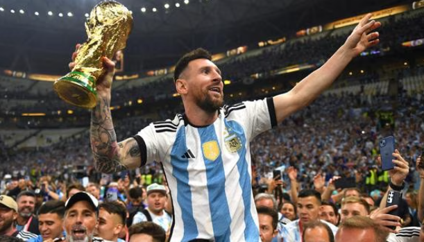 ‼️ 🇦🇷H I S T Ó R I C O🇦🇷 ‼️

MESSI SE ACABA DE CONVERTIR EN EL HOMBRE CON MÁS TÍTULOS OFICIALES EN TODA LA HISTORIA DEL FÚTBOL PROFESIONAL.

He preparado un vídeo para repasar su carrera, título por título. Lo que hay que contar, lo que no y el por qué.

youtu.be/PeDzRgrNpxg