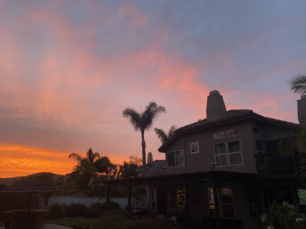 robert_orear's tweet photo. The literal calm before the storm…
We will be fine, but our prayers go out to any who have been, and will be, adversely affected by the flooding and wind 🙏 

#HurricaneHilary #sunset https://t.co/vKc5Jr2x8r