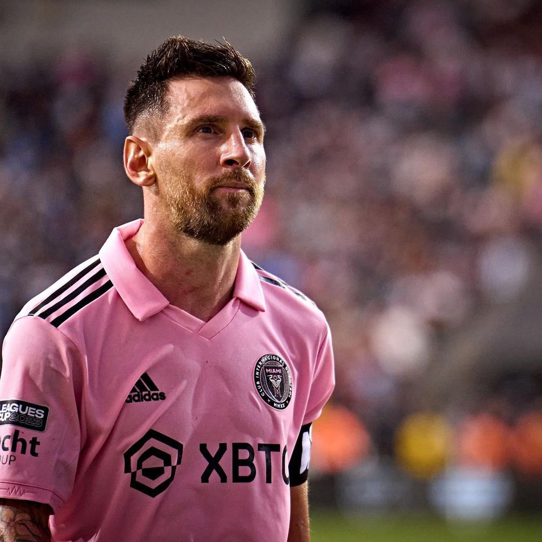 OFICIAL. Historia pura. Desde hoy, Lionel Messi es el futbolista más ganador en la historia del fútbol (44 títulos). 

De pie ante Lionel.