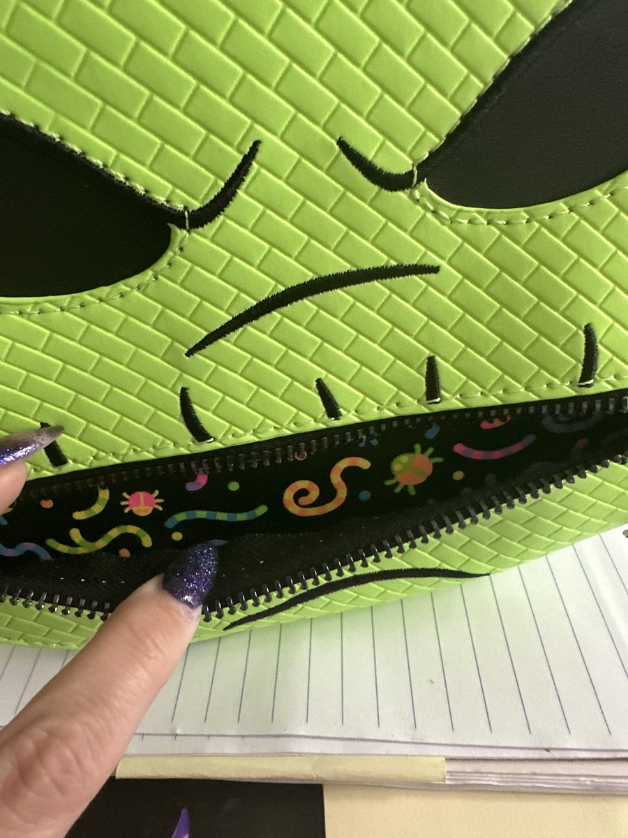 TinkerHell1020's tweet image. My Oogie Boogie Loungefly really does glow in the dark! How cool!!

#DrinkWithTink #ThisIsHalloween #NightmareBeforeChristmas #OogieBoogie #Loungefly @Loungefly #NBC #ReadyForFall #ReadyForHalloween #GlowInTheDark #Purse #Crossbody