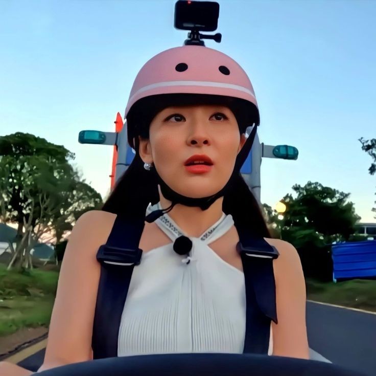 seulhunthings's tweet photo. pinky helmet 🩷🏎
#세훈 #슬기 #SEHUN #SEULGI https://t.co/OnUpU9rIPp