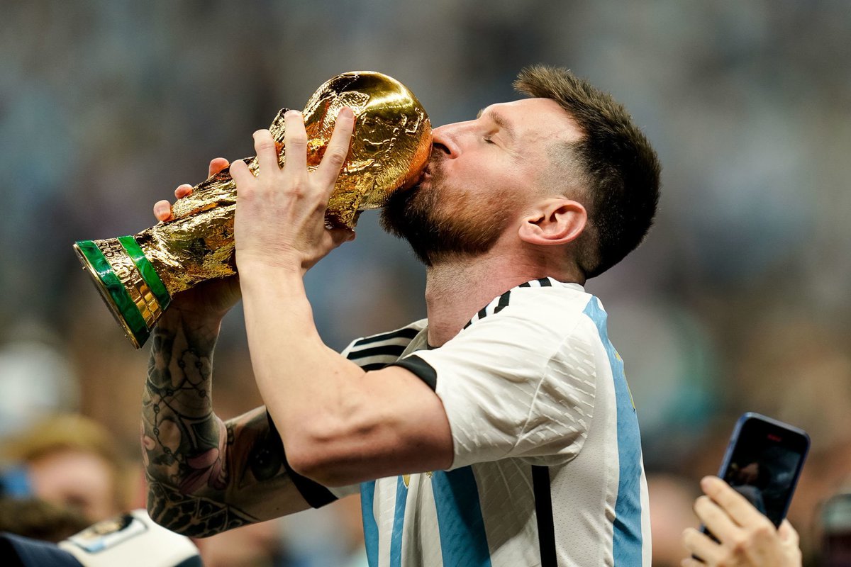 🚨 RECORD ! Lionel Messi devient le footballeur le plus titré de l’histoire de ce sport. 

44 TROPHÉES. 🏆

🐐 𝗚 𝗢 𝗔 𝗧 🐐