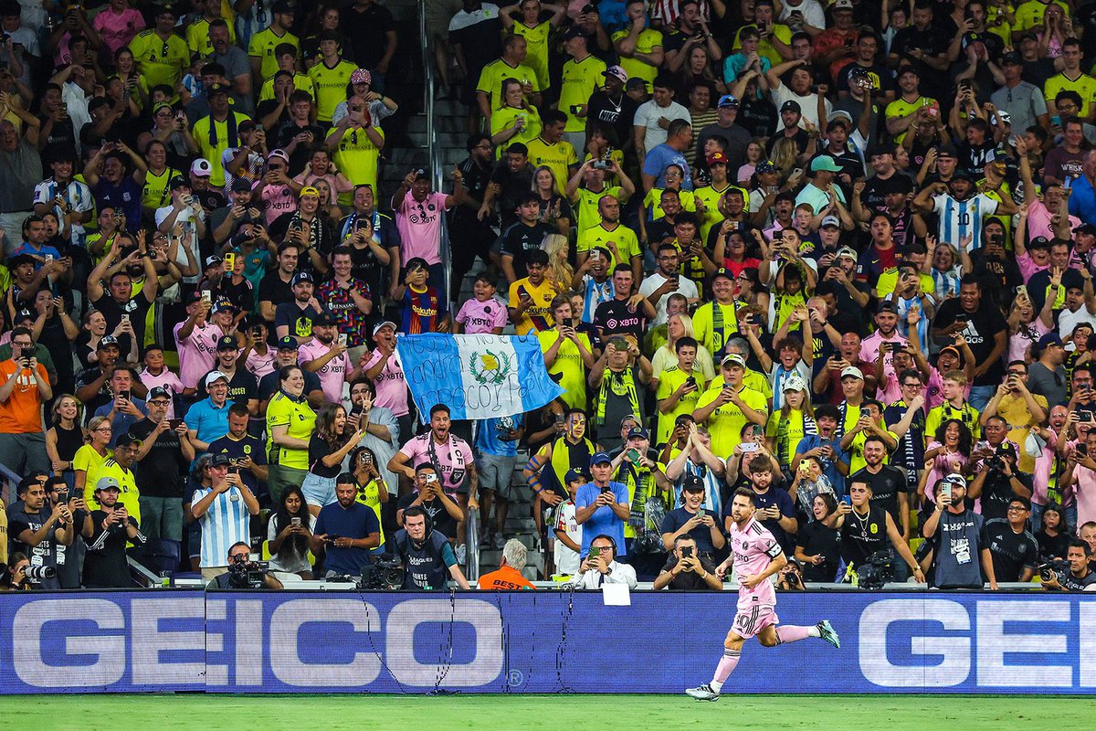 Imagina, só por instante, nascer uma vez nessa vida e não ser fã do maior gênio do futebol que essa geração já viu jogar.

É um privilégio sem tamanho 🐐