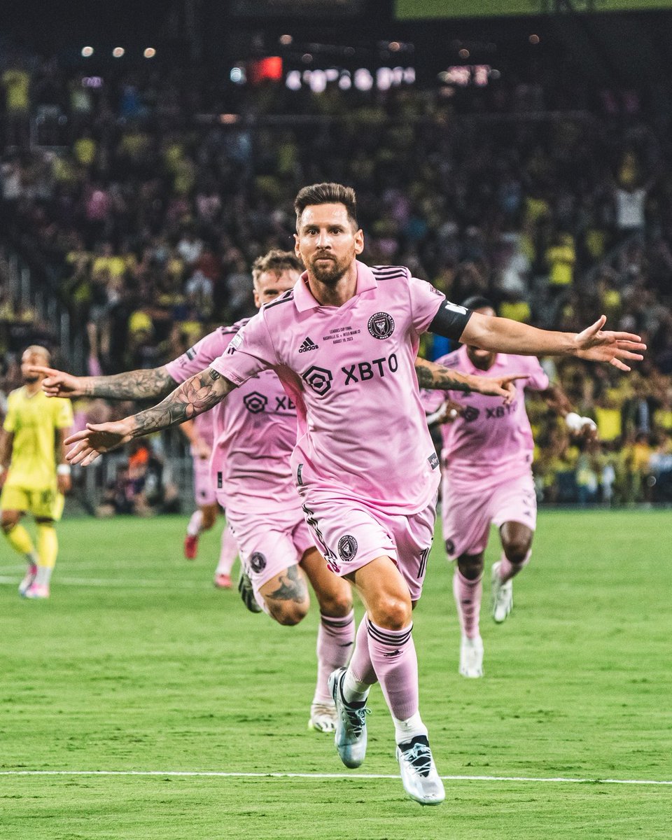 InvictosSomos's tweet photo. Llegó al peor equipo de la MLS, no hizo nada de pretemporada y, en su torneo de debut en Estados Unidos, le dio al Inter Miami el PRIMER TÍTULO DE SU HISTORIA. Y lo logró a los 36 años de edad. Lo que acaba de hacer Lionel Messi no tiene precedentes. LA CABRA.