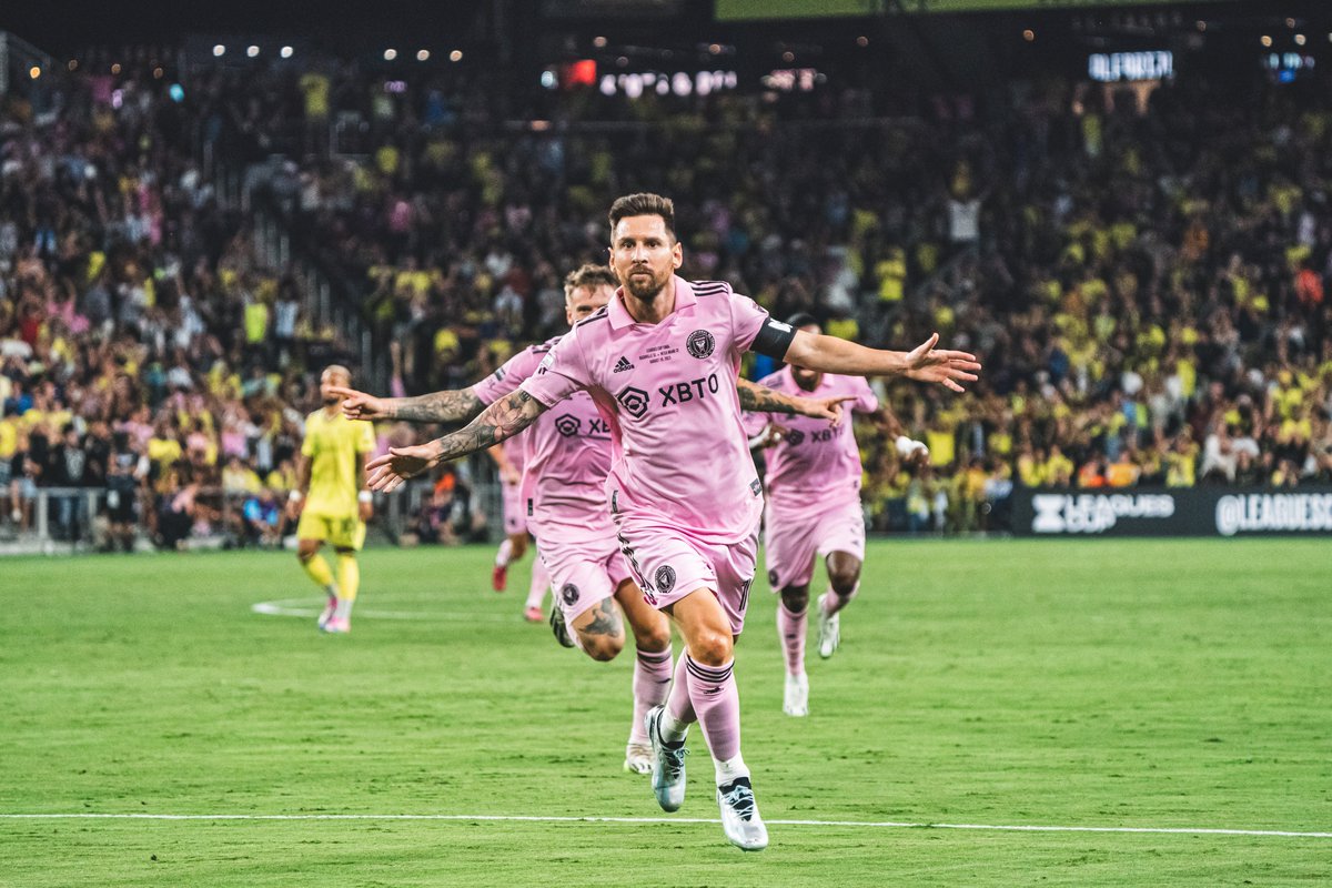 Argentina's tweet photo. Lionel Andrés Messi, el rey de la pelota 👑⚽

🇦🇷 El capitán de la Selección Argentina se consagró con el @InterMiamiCF en la Leagues Cup🥇

🏆 Título número 44 para el máximo ganador de la historia de este juego 🔝

📝 Messi y el fútbol, un amor eterno: https://t.co/WWilaIMTfP https://t.co/PKrjj2q7so