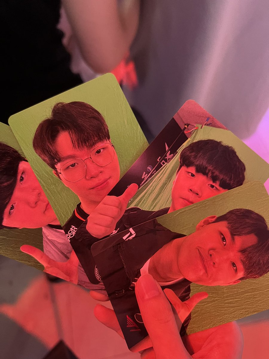 luming0_0's tweet photo. 레전더리스 포토 엽서 교환 또는 양도합니다

저: 캐니언 킹겐 피에스타 오너 테디 피넛
😇:케리아 쵸비 피넛 https://t.co/OeFMCi4YFF