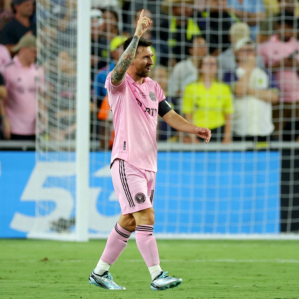 CONMEBOL's tweet photo. ¡Un título más para el campeón del mundo, Lionel Messi! 👑🏆

#CreeEnGrande https://t.co/RAuR3vhQHt