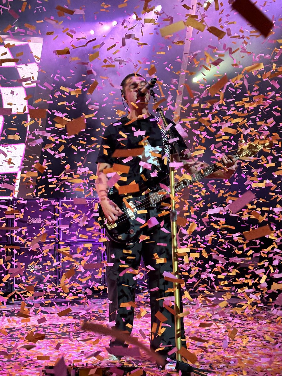 Calum surrounded by confetti tonight via Iovrofmine! #The5SOSShowPhiladelphia