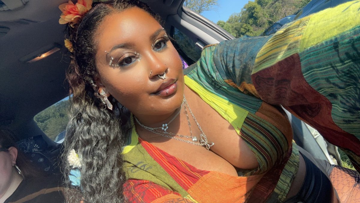 halitosishemmo's tweet photo. Someone said that my outfit gives super bloom vibes and that made me so happy 😭❤️ ( I was Wildflower 😂) #The5SOSShow #5sosphilly https://t.co/2AzKimlisj