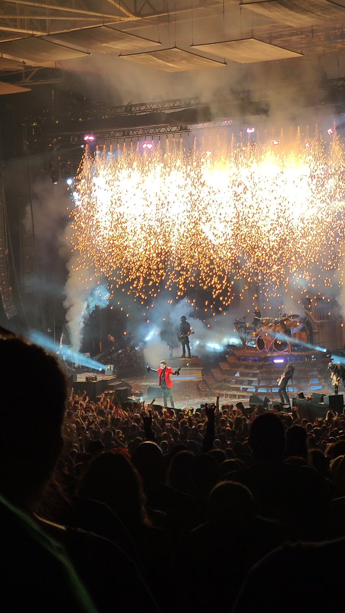 Sfs301987's tweet photo. Just saw @thebandGHOST and @AmonAmarthBand 🤟 Great show. https://t.co/SiNd4bnreO