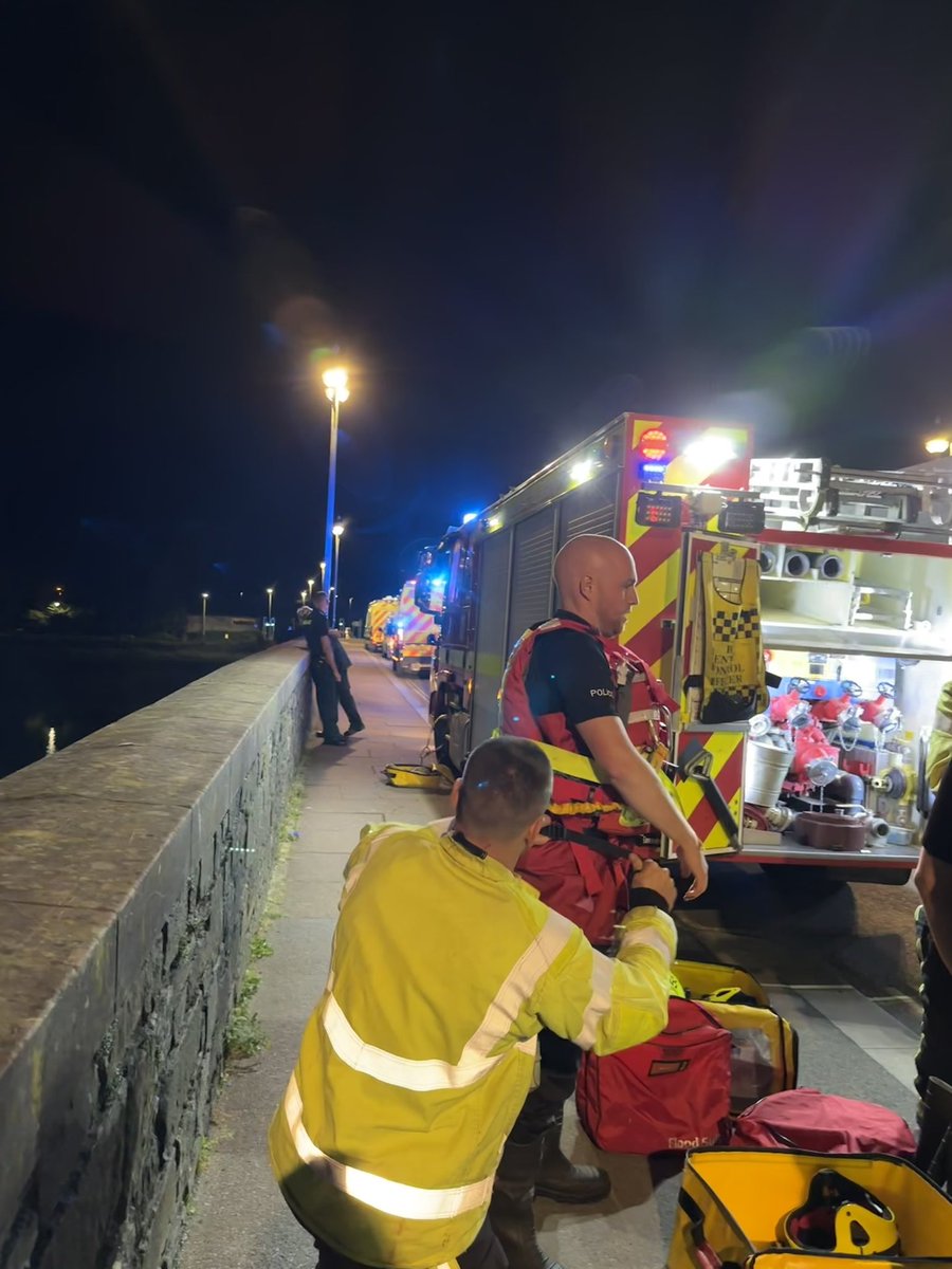 Excellent multi agency work tonight to save a male that had fallen into the river taw, Barnstaple. Police, Fire, Ambulance &amp; Coastguard work hard to make sure the casualty was rescued. PC Manfield, PC Copp &amp; Fire officers entered into the cold water to save the male! Great work!