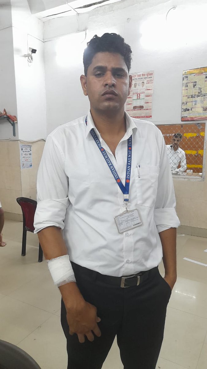 आज गाड़ी संख्या 12404 में बिना टिकट यात्रा कर रहे पुलिस कर्मचारियों को रोकने पर चेकिंग स्टाफ के साथ मारपीट हुई और pryj में FIR लेने के बाद भी मेडिकल नही हुआ। इनपे सख्त से सख्त कार्यवाही होना चाहिए।
<a href="/AshwiniVaishnaw/">Ashwini Vaishnaw</a> <a href="/RailMinIndia/">Ministry of Railways</a> <a href="/GMNCR1/">GMNCR1</a> <a href="/srdcm_prayagraj/">Senior DCM Prayagraj</a> <a href="/dgpup/">DGP UP</a> <a href="/myogioffice/">Yogi Adityanath Office</a>