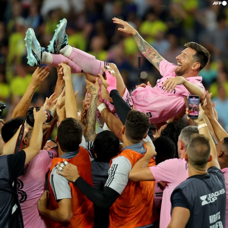 InvictosSomos's tweet image. Imagínate haber visto fútbol toda tu vida y defender que hay alguien mejor que él. Sabemos que es difícil cambiar de postura después de tanto tiempo, pero ya no hay cómo negarlo. La mentira se acabó. El debate no existe más. El discurso se volvió insostenible. No reniegues ante…