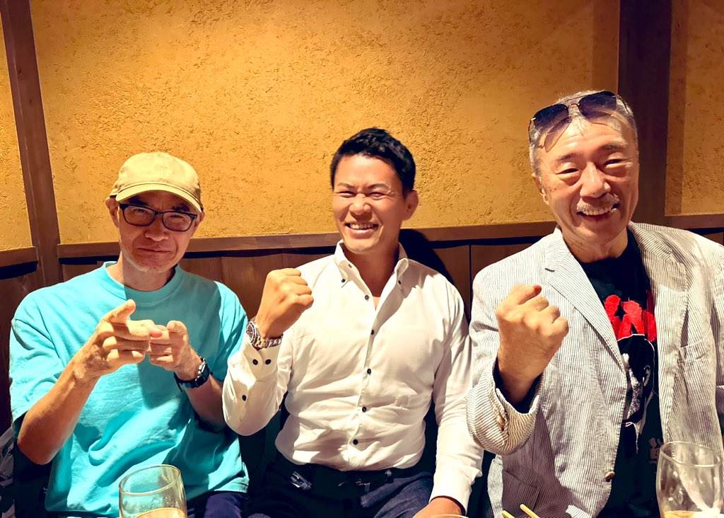 genki_sudo's tweet photo. 漫画家の小林まこと先生とハロルド作石先生とご一緒させて頂きました。
小林先生の「What's Michael?」「柔道部物語」。ハロルド先生の「ゴリラーマン」「ストッパー毒島」などを読んで育った僕(猫好き裏拳使いの格闘家)としては感動のひと時でした。ザス！サイ！サ！ https://t.co/2xWJ6E0nK8