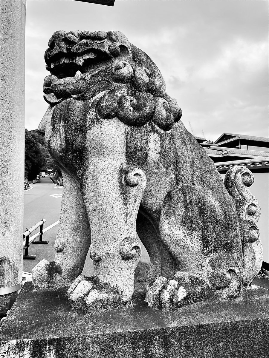 京都霊山護國神社の狛犬さん。吽形の歯がギザギザでかわいい。 