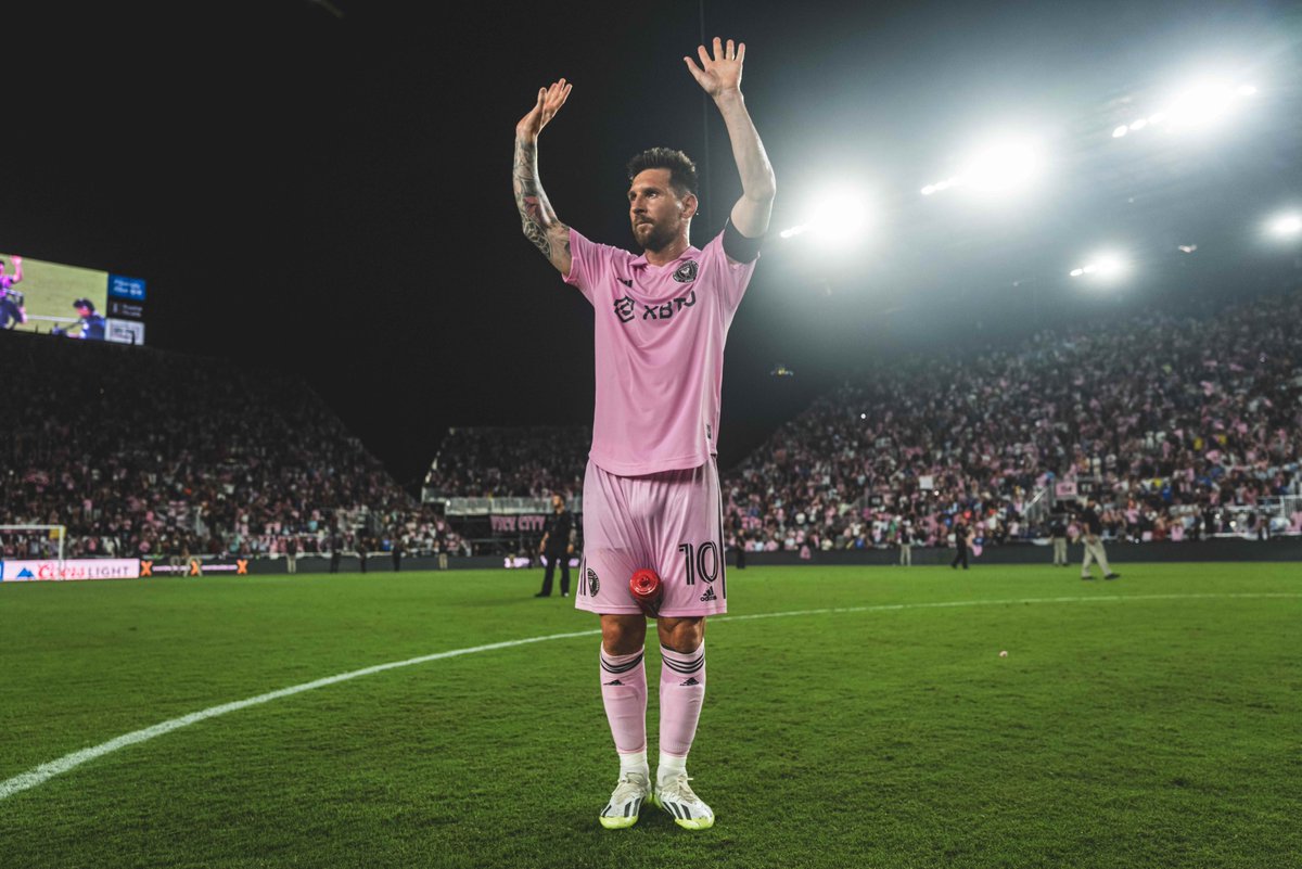 ActuFoot_'s tweet photo. 𝗟'𝗜𝗻𝘁𝗲𝗿 𝗠𝗶𝗮𝗺𝗶 𝗮𝘃𝗮𝗻𝘁 𝗹'𝗮𝗿𝗿𝗶𝘃𝗲́𝗲 𝗱𝗲 𝗟𝗲𝗼 𝗠𝗲𝘀𝘀𝗶 :
▫️ Sur une série de 11 matches sans victoire en MLS (dont 8 défaites) ❌
▫️ Dernier de la Conference Est 📉

𝗗𝗲𝗽𝘂𝗶𝘀 𝗹'𝗮𝗿𝗿𝗶𝘃𝗲́𝗲 𝗱𝗲 𝗟𝗲𝗼 𝗠𝗲𝘀𝘀𝗶 (𝗲𝗻 𝟳 𝗺𝗮𝘁𝗰𝗵𝗲𝘀) :
▫️ 1 trophée 🏆 

Il a métamorphosé cette équipe. 🐐