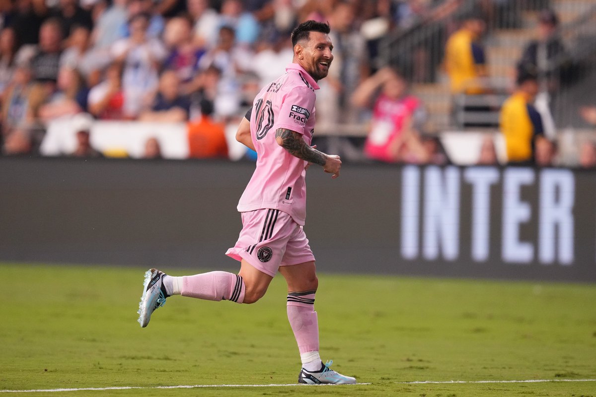 La vuelta al fútbol en 34 días. Messi le dio a Inter Miami, en un mes y monedas, lo que el club no había logrado desde su fundación. Llegó con el equipo en el sótano de la liga y lo condujo a su 1° abrazo con la gloria. La Pura Verdad. Acá, en Qatar, en EEUU y en cualquier lugar.