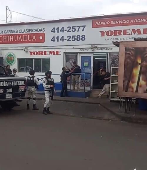 rosaliliatorrs's tweet photo. Una empleada de una conocida carniceria de Ciudad Obregón fue cruelmente asesinada la tarde de este sábado cuando se encontraba en su horario laboral por un supuesto cliente que horas antes la había agredido física y verbalmente. 

Se informó que después del conflicto que tuvo la empleada, el sujeto regresó al establecimiento encapuchado y la atacó con un arma de fuego, lo que le ocasionó la muerte momentos después. 

Autoridades investigadoras detectaron un vehículo del presunto responsable, pero hasta el momento se desconoce si fue detenido. @fgjesonora @SonoraSeguridad