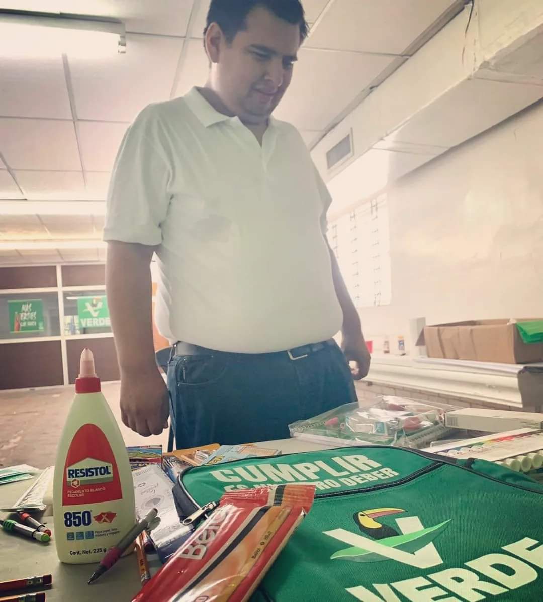 En el #VERDE🟢 seguimos trabajando.
 Como cada año con nuestra ya tradicional entrega de paquetes escolares. 🎨🖍✏️.

 #PiedrasNegras #SomosVERDES 💚