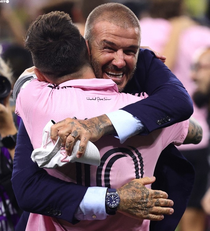 Vean nada más la sonrisa y la felicidad de David Beckham mientras abraza al hombre que guió a su club al primer título de toda su historia. En menos de 1 mes, Inter Miami pasó de ser el peor equipo de la MLS, a convertirse en campeón de la Leagues Cup. ¿La explicación? Beckham y