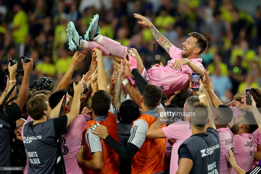 GettySport's tweet image. Lionel Messi #10 of @InterMiamiCF is hoisted up into the air by his teammates after defeating Nashville SC in a 10-9 penalty kick shootout after a 1-1 tie during the 2023 #LeaguesCupFinal match #NSHvMIA #LeaguesCup2023 📸: Kevin C. Cox