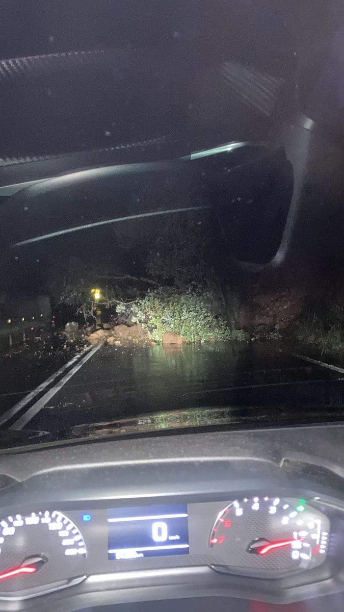 AHORA: 23 horas cortado camino Villa Prat-Curicó a la altura de los Maquis en Las Puntillas, Ruta- K.16, por derrumbe de cerro.