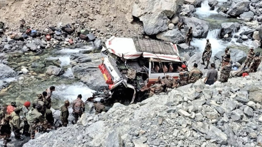 लेह, लद्दाख में भारतीय सेना का वाहन खाई में गिरने से सेना के जवानों की शहादत का समाचार मन को विचलित करने वाला है।
  मैं इस दुर्घटना में शहीद हुए जवानों को भावभीनी श्रद्धांजलि अर्पित करता हूं। ईश्वर, घायल जवानों को शीघ्र स्वास्थ्य लाभ प्रदान करें।