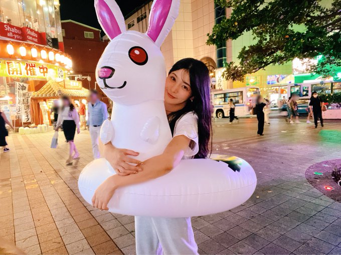 めぐりの浮き輪になってくれる人〜？🙌  こうやってずっとギューしちゃう♡ https://t.co/eiCSYau94W