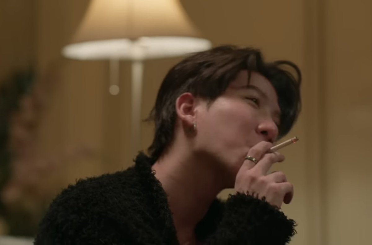 MereMulti's tweet photo. This is for sure not Khaotung’s first time smoking. He’s too good at it. 

 #OnlyFriendsSeriesEP2
#onlyfriends https://t.co/bDPynBc18n