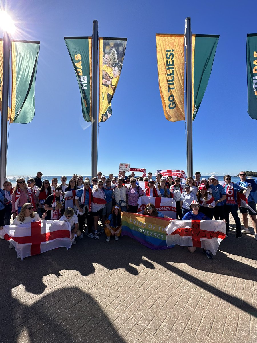 fara_williams47's tweet photo. Walk along Manly Beach this morning…
The fans are confident, I’m confident! I met this lovely man who was in the stadium in 1966 &amp; he’s flown out to Sydney to witness the @Lionesses win it! 

It’s coming home people, let’s go!!!!!!!!

🏴���󠁢󠁥󠁮󠁧󠁿❤️ #FIFAWWC https://t.co/haOeuhvXv7