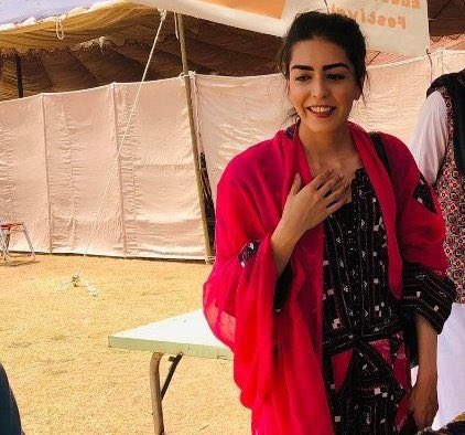 حق اور سچ بولنے والوں کی سزا  ٹارچر سیلوں میں ازیت سہنا ہے
سچائی کا ساتھ دینا موت کو دعوت دینا ہے.
کیا ریاست واقعی ماں جیسی ہے؟
پولیس اور سادہ کپڑوں میں ملبوس افراد، نامور وکیل اور انسانی حقوق کے کارکن ایمان حاضر کو آدھی رات گھر سے اٹھا کر لے گئے.
Iman mazari