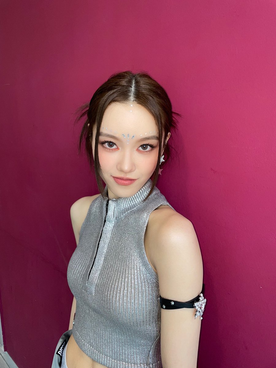 xg_offcl's tweet photo. ⠀⠀⠀⠀𝔛G⠀   ⠀( ⠀   ⠀𝗻𝗲𝘄⠀⠀ : ⠀⠀ _✶゛  ⠀ post  ⠀⠀* ⠀ ⠀:: ⠀‿     ⁦ #𝕙a͝ppy𖥔࣪𓈒࣪·𝟷𝟿⁩

Gia nunca se pierde de las fiestas así que se puso su mejor outfit galáctico para la ocasión del día. https://t.co/RZwmClcK3J
