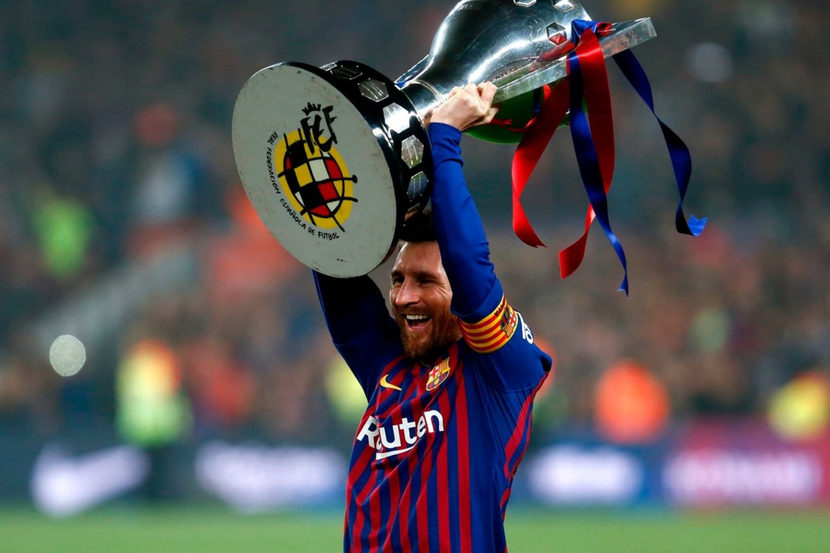 B24PT's tweet photo. Messi é oficialmente o jogador com mais troféus (44) da história do futebol 🐐

10x LaLiga
8x Supertaça de Espanha
7x Copa del Rey
4x Champions League
3x Mundial de Clubes
3x Supertaça Europeia
2x Ligue 1
1x Supertaça de França
1x Jogos Olímpicos 
1x Mundial sub-20
1x Copa América
1x Finalíssima
1x Mundial
1x Leagues Cup