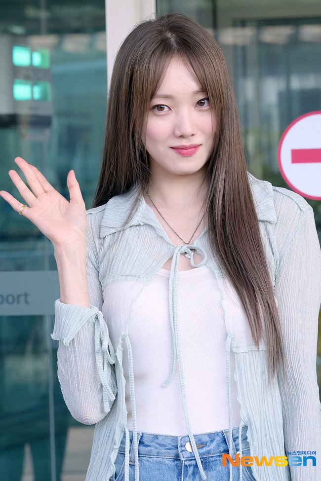 sooblued_'s tweet photo. [230819] Lee Sung Kyung's airport departure for 2023 ASIA FAN MEETING <BE CLOSER in Bangkok>  

🛫ICN
🛬BKK 
#LeeSungKyung #2023asiafanmeeting #becloser
photo (3/3) https://t.co/5Heepdm60t