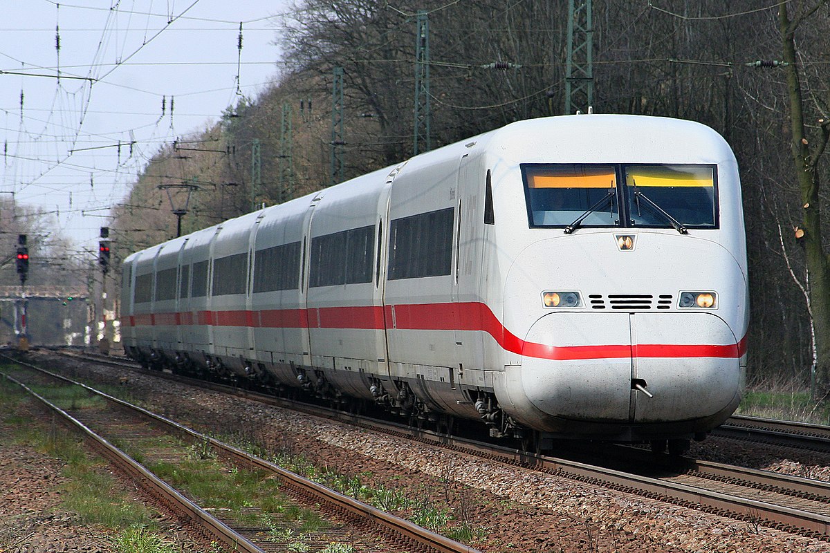 WCRrail's tweet photo. TOTW🚆 The ICE 2 is the 2nd series of Intercity-Express trains of the DB, introduced in 1996. The ICE2-multiple-units consist of one power car, one control car and the intermediate cars in between. Their maximum speed is 280 km/h (174 mph).
#WCR #trains #ice2 https://t.co/KJ1yTBIG7X