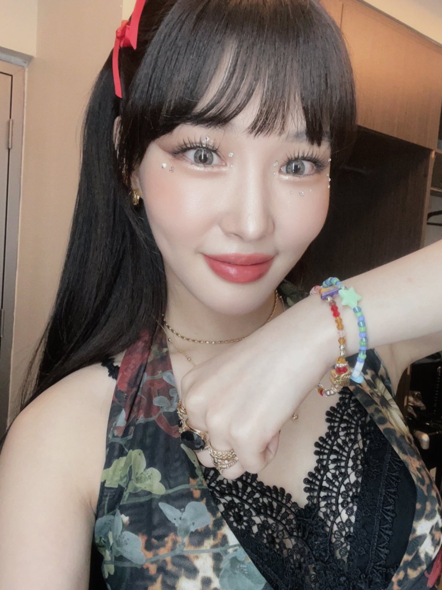 chunghaup's tweet photo. [230820] 01:05PM KST 💭

thank you so so so much byulharang, i felt so reassured ㅠㅠ!!

i'm wearing a bracelet byulharang gave me during the meet &amp; greet 🤓🤓 https://t.co/pJv3Bm7rVo