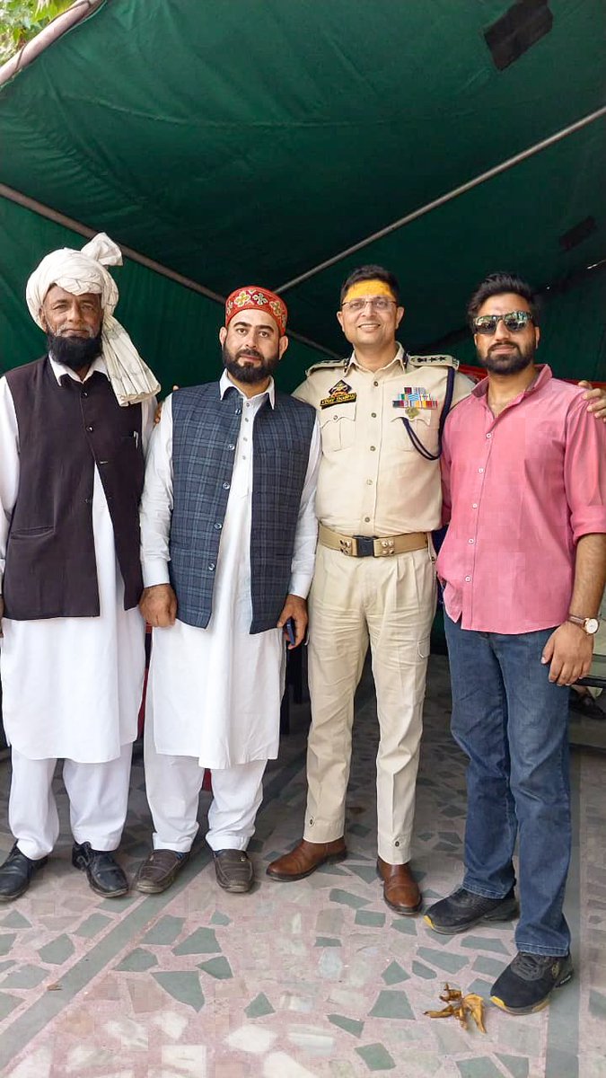 lonewaseem01's tweet photo. The way we met,
None of us saw it coming.
We were meant to meet,
And, we became friends.
And What a beautiful day we spent with such enchanting personalities. 
#districtpolicepoonch #buddhaamarnathyatra2023 https://t.co/6wNk6xIElS