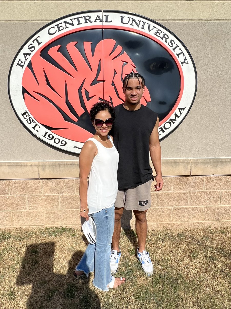 Thanks #mom and #dad for all you do in assisting me on this journey and the next chapter of my life🌹Thanks #ecupowerlifting for this Grand Opportunity! Can’t wait to #HearOurRoar as a team🏋🏾#TigerNation #ecutigers #tigerstrong #collegiateusapl #usapowerlifting