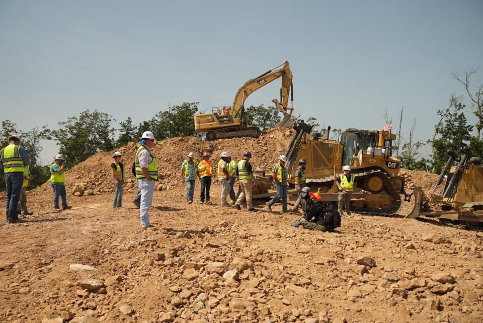 Another day, another delay! At today's MVP work stoppage, one pipeline fighter explained, "security and pipeliners locked arms around an excavator in an attempt to keep us from getting close enough to machines that they had to 'legally' stop construction. #NoMVP [Thread]